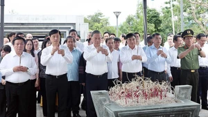 苏林总书记在奠边省敬香缅怀英雄烈士。（图片来源：越通社）