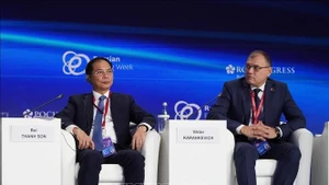 越南政府副总理裴青山出席2025年'俄罗斯能源周'国际论坛。