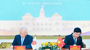 胡志明市人民议会主席武文明与山口县议会议长柳居俊学签署了胡志明市人民议会与山口县议会友好交流合作备忘录。