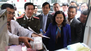 越共十四大医疗保障工作组检查大会医疗保障准备工作。