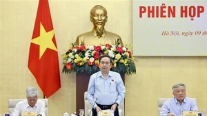 越共中央政治局委员、国会主席、国家选举委员会主席陈青敏主持会议。