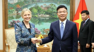 越南政府副总理黎成龙与亚马逊集团国际公共政策副总裁苏珊·波因特尔。