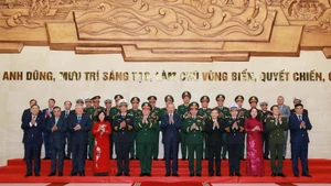 越共中央总书记、中央军委书记苏林出席海军军种 “人民武装力量英雄”称号受勋仪式。