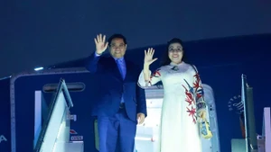 越南政府总理范明正离开阿尔及利亚，启程前往南非应邀出席G20峰会。（图片来源：越通社）