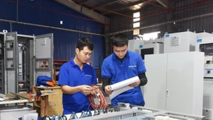 海防市Van Der Leun越南责任有限公司的工人测试和组装船舶电气柜。（庆安 摄）