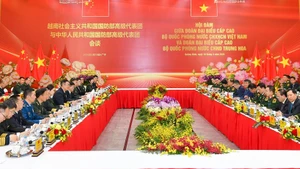 越南国防部长潘文江大将与中国国防部长董军上将举行会谈。