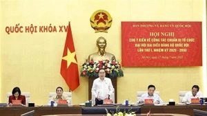 会议由越共中央政治局委员、国会党委书记、国会主席陈青敏主持。