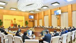 附图：越南国会常务委员会一场会议场景。