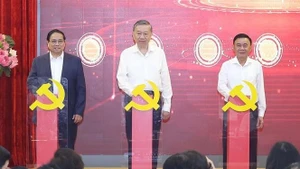 越共中央总书记苏林，越南政府总理范明正，中央书记处常务书记陈锦秀出席仪式。
