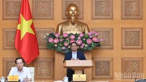 越南政府总理范明正主持会议。