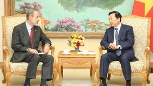越南政府副总理陈红河会见意大利驻越南大使马可·德拉·塞塔。