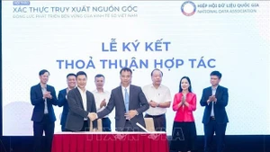 ECO制药股份公司与PILA集团股份公司签署合作协议，支持企业应用身份认证与产品溯源技术。（图片来源：越通社）
