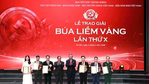 苏林总书记，范明正总理与得奖者合影。