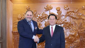 阮重义部长与乌拉圭共产党代表合影。