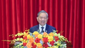 苏林总书记出席胡志明国家政治学院2025年工作总结暨2026年任务部署会议并发表指导讲话。（登科 摄）