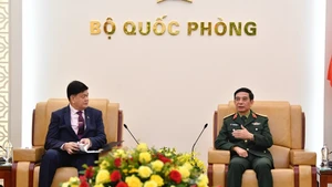 越南国防部长潘文江大将会见菲律宾国防部副部长伊里内奥·埃斯皮诺。（图片来源：人民军队报）