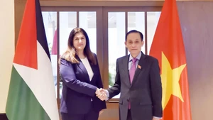 越南外交部长黎怀忠同巴勒斯坦外长沙辛举行会谈。