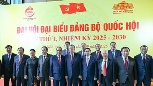 苏林总书记等党和国家领导人及前领导人出席大会。（维灵 摄）