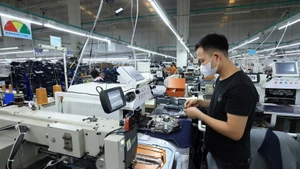 富寿省的一家服装配件生产工厂。（图片来源：越通社）