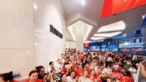 河内民众熬夜等待9·2国庆阅兵游行，这里是市中心的长前-牌街十字路口。（潘石 摄）