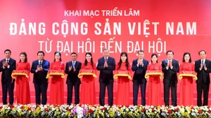 越共中央总书记苏林出席开幕式。