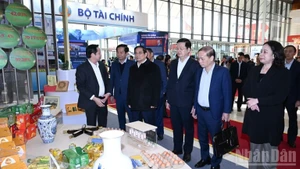 范明正总理实地检查第十一届全国爱国竞赛大会准备工作。（陈海 摄）