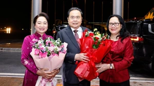 越南国会主席陈青敏和夫人一行启程对摩洛哥和塞内加尔进行正式访问。
