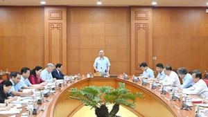 苏林总书记与政府党委常务委员会就《土地法（修正案）》及相关法律进行工作讨论。