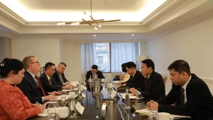 越南公安部长梁三光会见亚马孙集团领导。