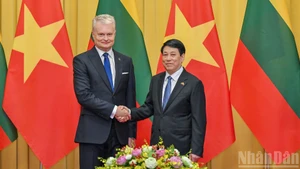 越南国家主席梁强举行仪式 欢迎立陶宛共和国总统吉塔纳斯·瑙塞达和夫人对越南进行正式访问【组图】