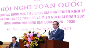 范明正总理发表讲话。