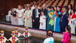 古共中央第一书记、古巴共和国主席夫人丽丝·奎斯塔·佩拉萨体验水上木偶艺术。（图片来源：民智报）