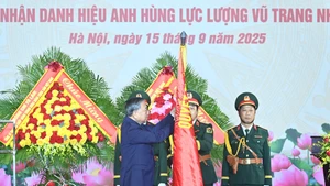 苏林总书记向国防工业总局授予“人民武装力量英雄”称号。（登科 摄）