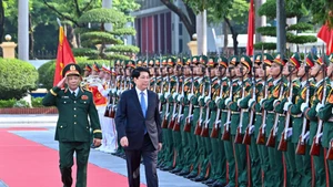 国家主席梁强出席国防学院2025-2026学年开学典礼。（水原 摄）