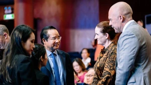 胡志明市人民委员会主席阮文得在仪式上和代表们交流。