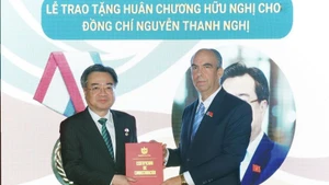 古巴向越共中央政策战略委员会主任阮青毅授予友谊勋章。