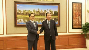 越南政府副总理裴青山与柬埔寨人民党主席、参议院主席洪森亲王。（图片来源：越通社）