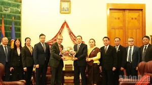 越南驻俄罗斯联邦大使馆代表团前往老挝驻俄罗斯大使馆致以节日祝贺。