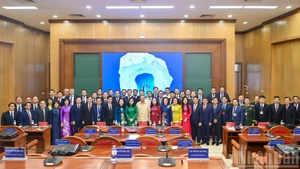 苏林总书记同越共第十四届中央委员后备干部培训班（第四期）学员交流谈话。