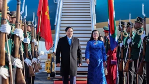 越南政府总理范明正和夫人抵达南非开始出席二十国集团领导人峰会之行。