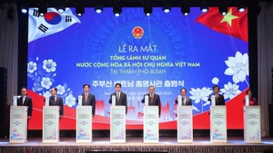 苏林总书记出席越南驻釜山总领事馆开馆仪式。