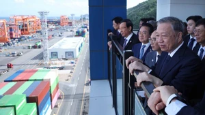 越共中央总书记苏林访问韩国釜山港。