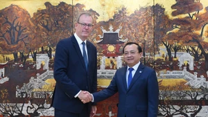 越南财政部副部长黎晋近与英国出口融资署首席执行官蒂姆·里德。