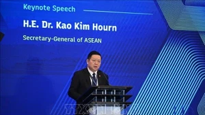 东盟秘书长高金洪在论坛上发表讲话。（图片来源：越通社）
