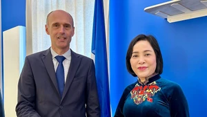 国会副主席阮氏清与普罗万市市长奥利维耶·拉文卡。（图片来源：越通社）