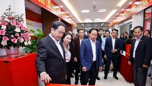 国会主席陈青敏率团检查海防市海安坊选举筹备工作。（图片来源：越通社）