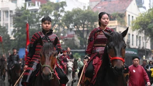 50多位模特和演员共同参加了“百花步行”巡游活动。