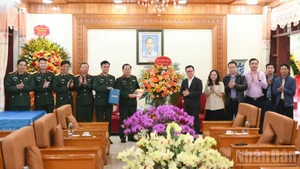 第325师成立75周年——《人民报》社代表团访问并致以祝福。