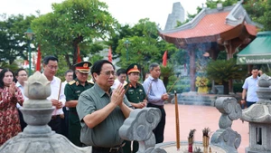 政府总理范明正在广治省向胡志明主席及英雄烈士敬香。（图片来源：越通社）