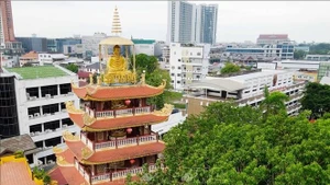 佛迹寺坐落于赛色塔县，其七层佛塔尤为引人注目，每一层都安置一尊安坐于莲台上的佛像，营造出宁静祥和的氛围。